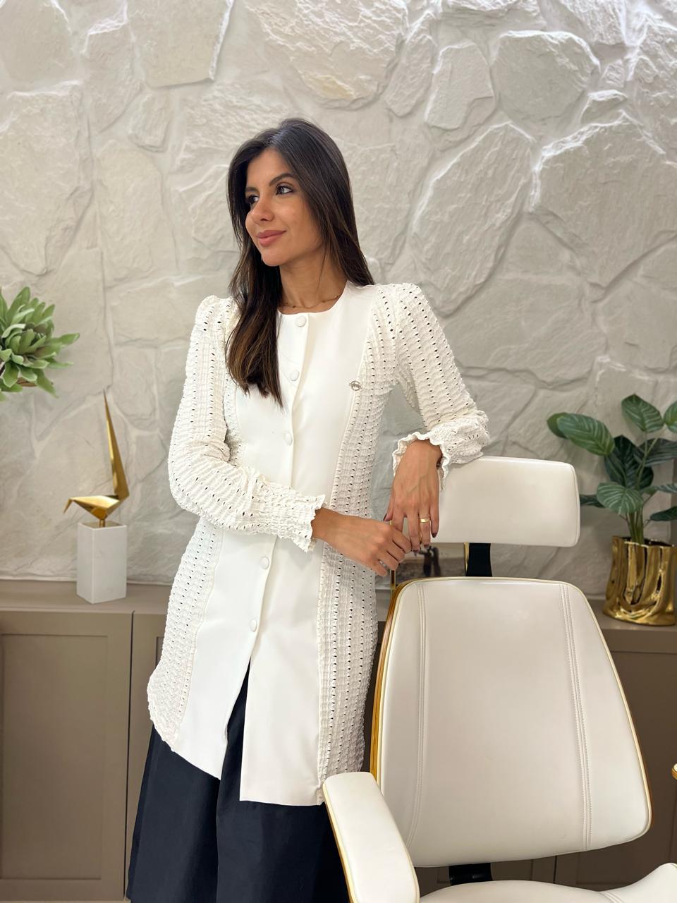 cliente usando o jaleco feminino olivia na cor off white - modelo acinturado personalizado